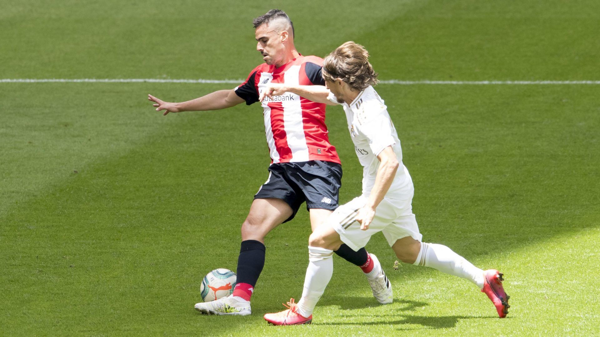  Dani García trata de evitar la presión de Modric.