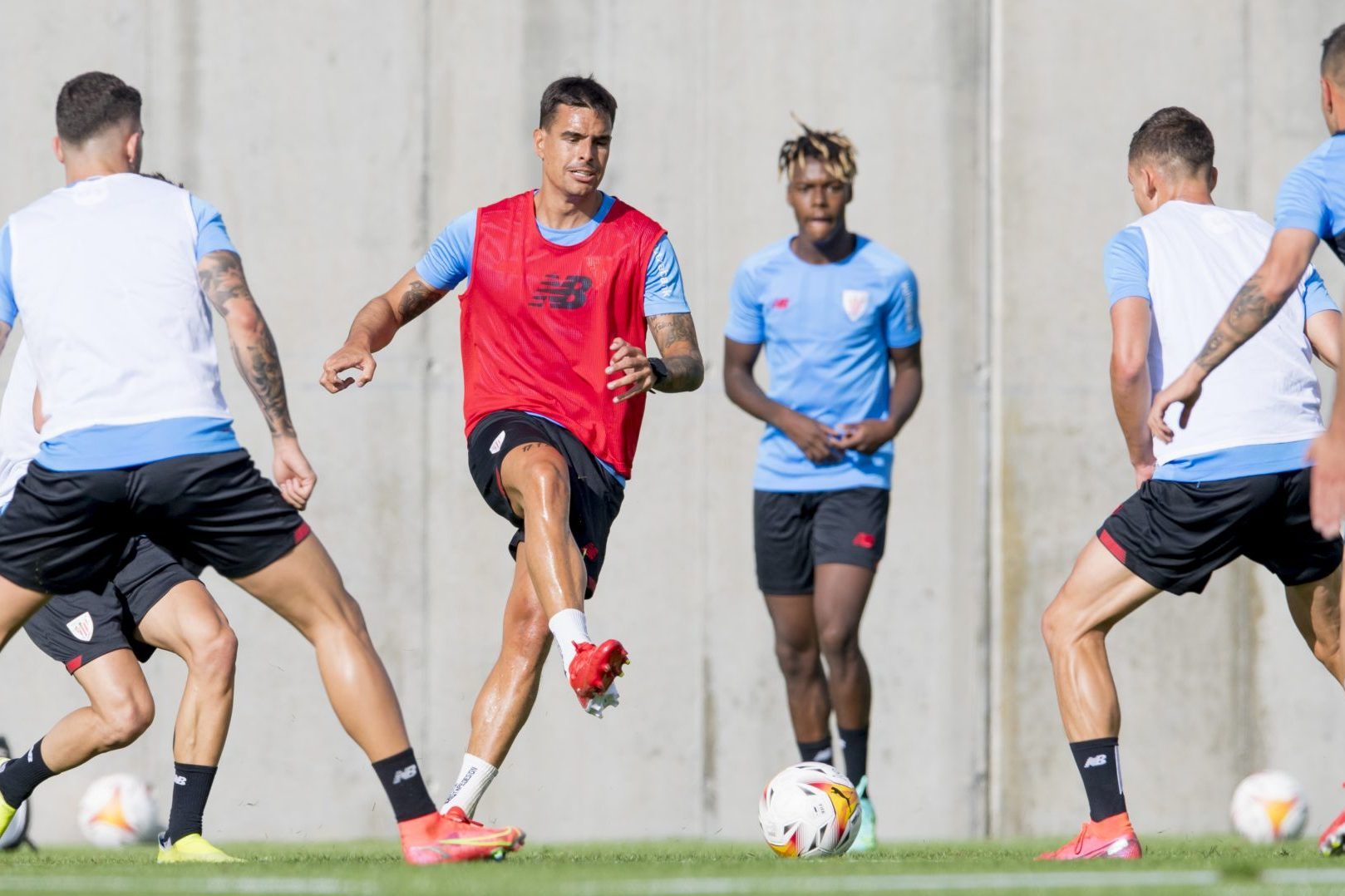Dani García juega la pelota entrenando con sus compañeros en Lezama.