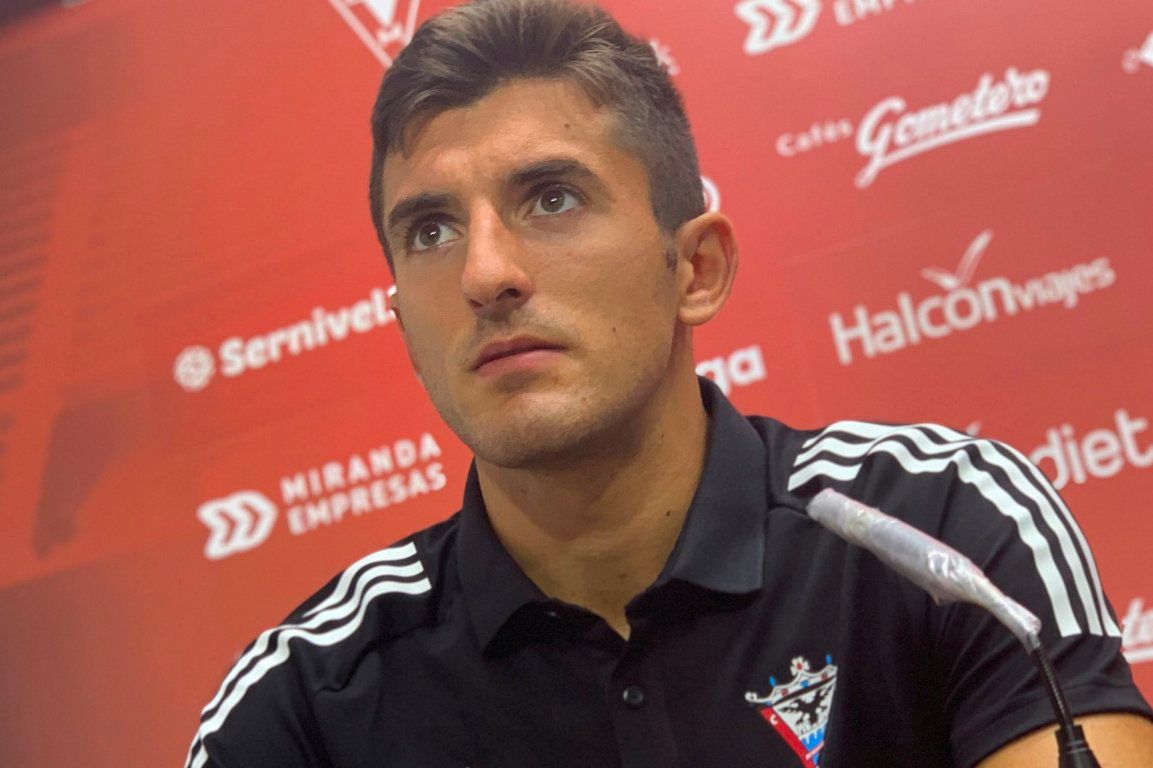 Daniel Vivian quiere dar un buen rendimiento en la 2020/21 en el CD Mirandés.