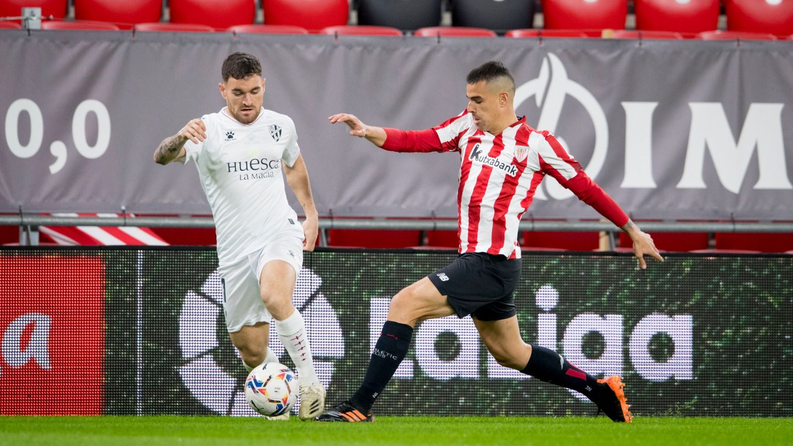 Dani García disputa un balón ante el Huesca.