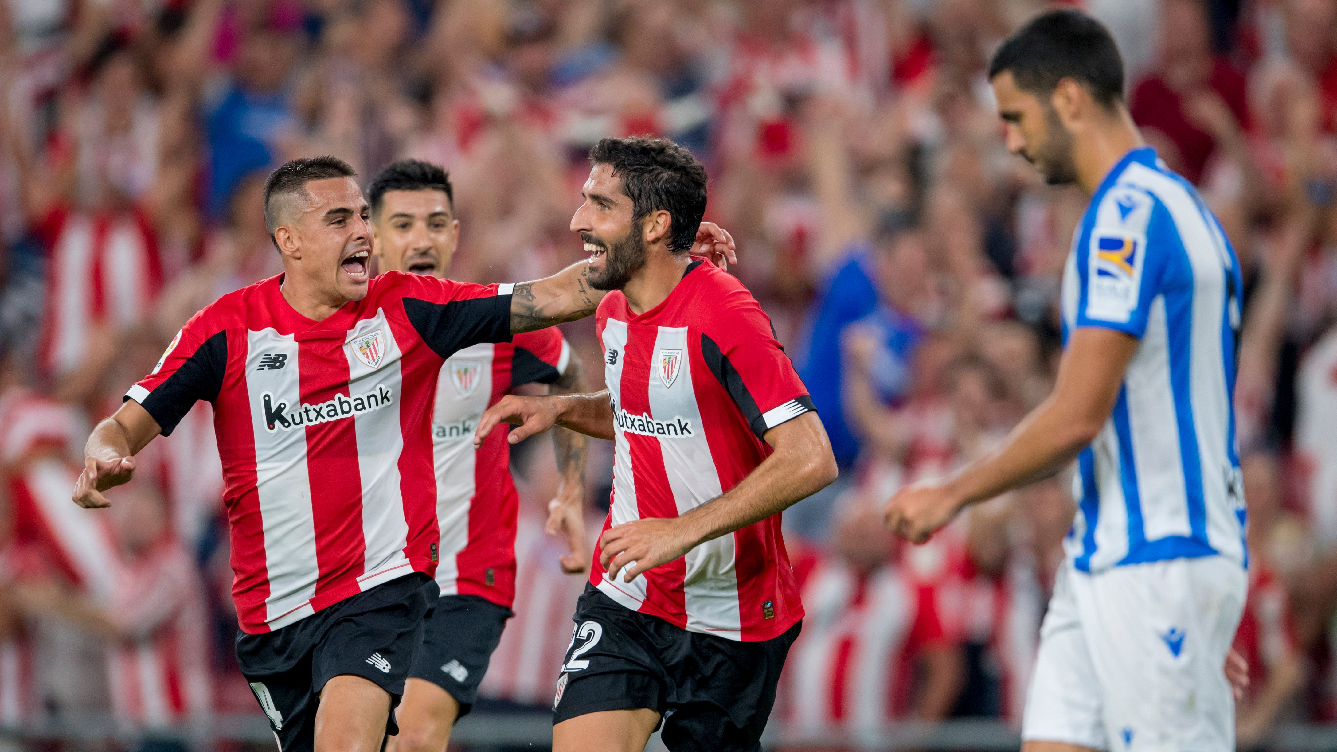 Raúl García y Dani García celebran un gol.