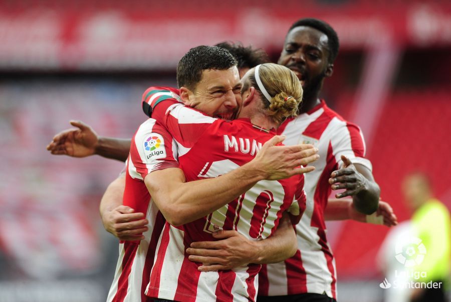 De Marcos abraza a Muniain para celebrar el gol ante el Elche CF.