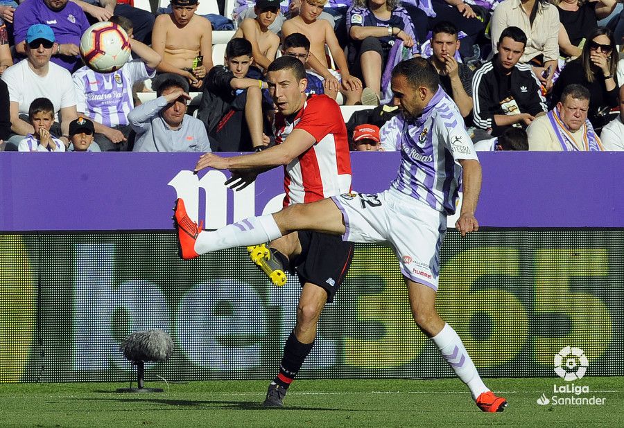  De Marcos centrando un balón