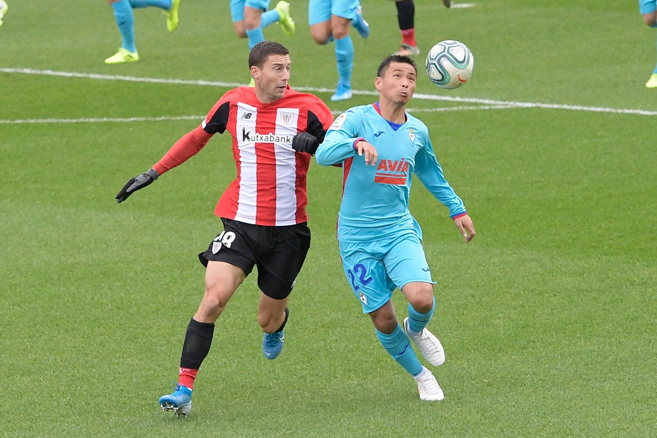  Oscar de Marcos pugna con un balón por Inui en el amistoso de Lezama.