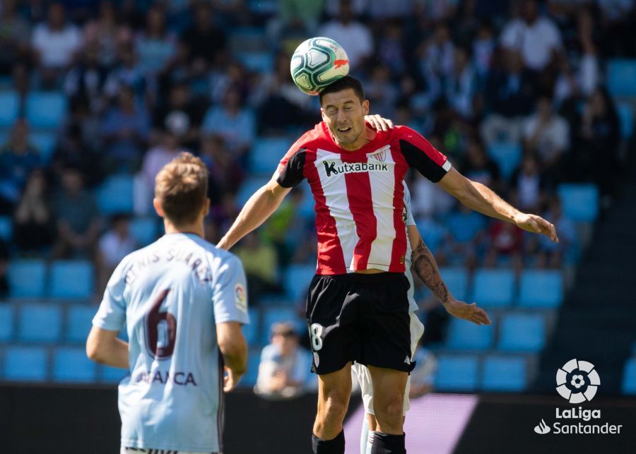  Óscar de Marcos cabecea un balón ante Denis Suárez.