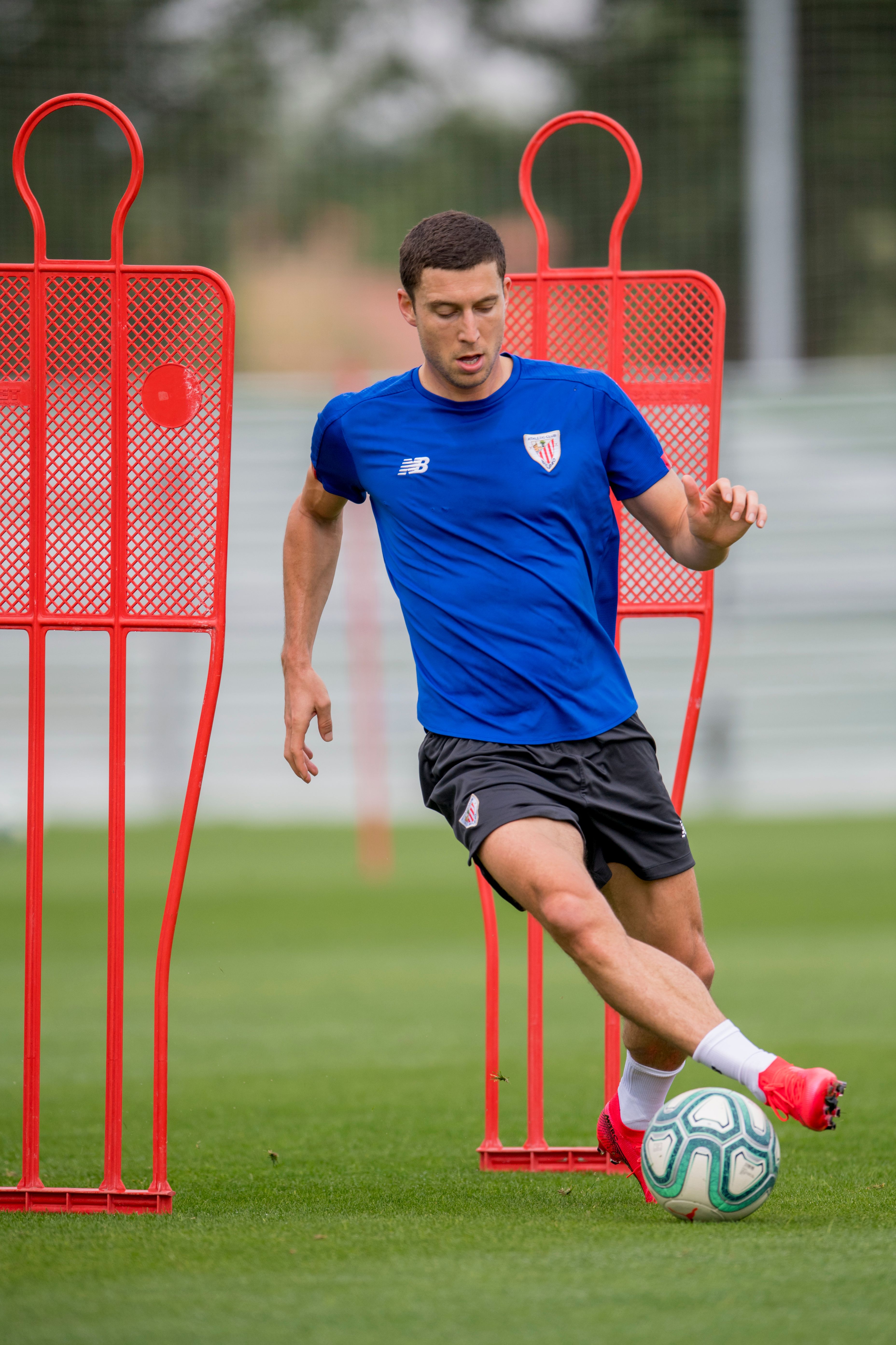 Óscar de Marcos sortea los muñecos de metal entrenando en Lezama.
