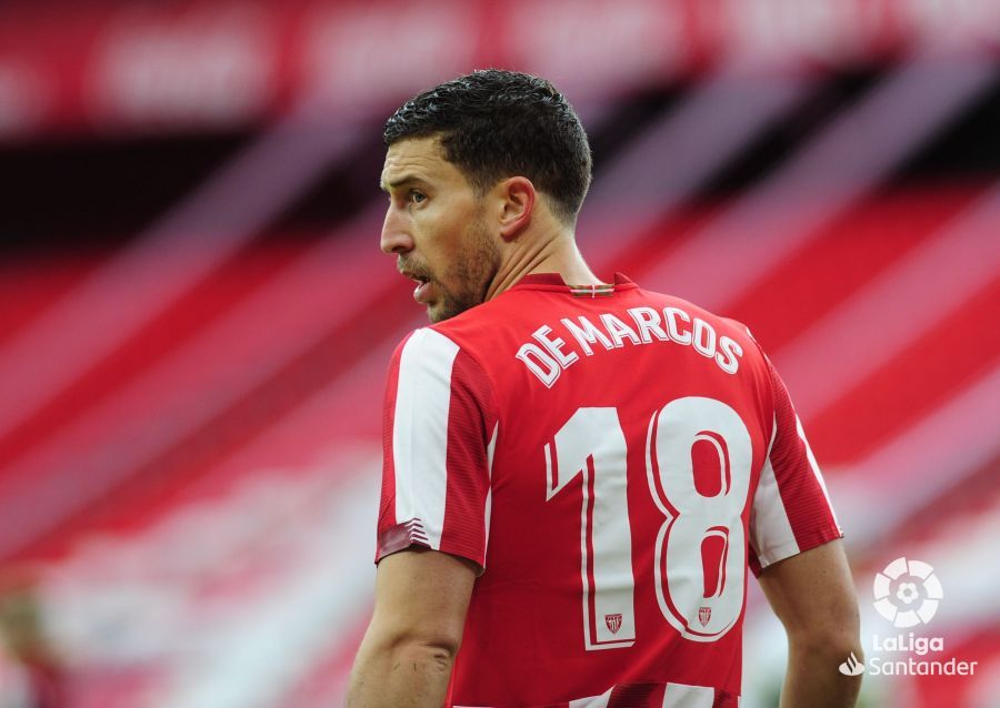 De Marcos observa a sus compañeros durante el Athletic-Elche.