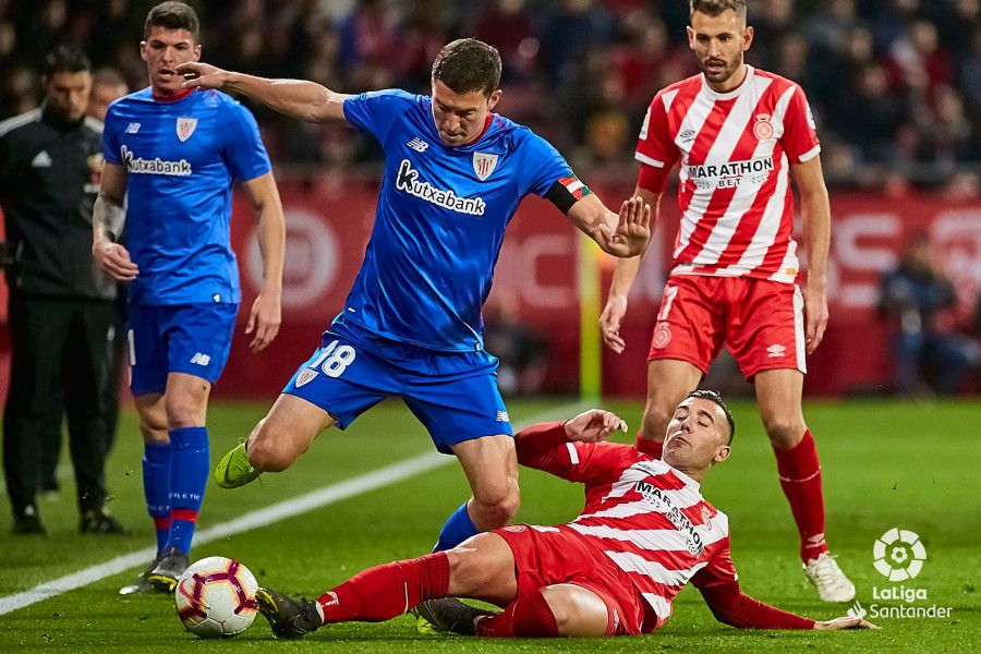  Óscar De Marcos protagoniza un lance en la primera parte del Girona-Athletic.