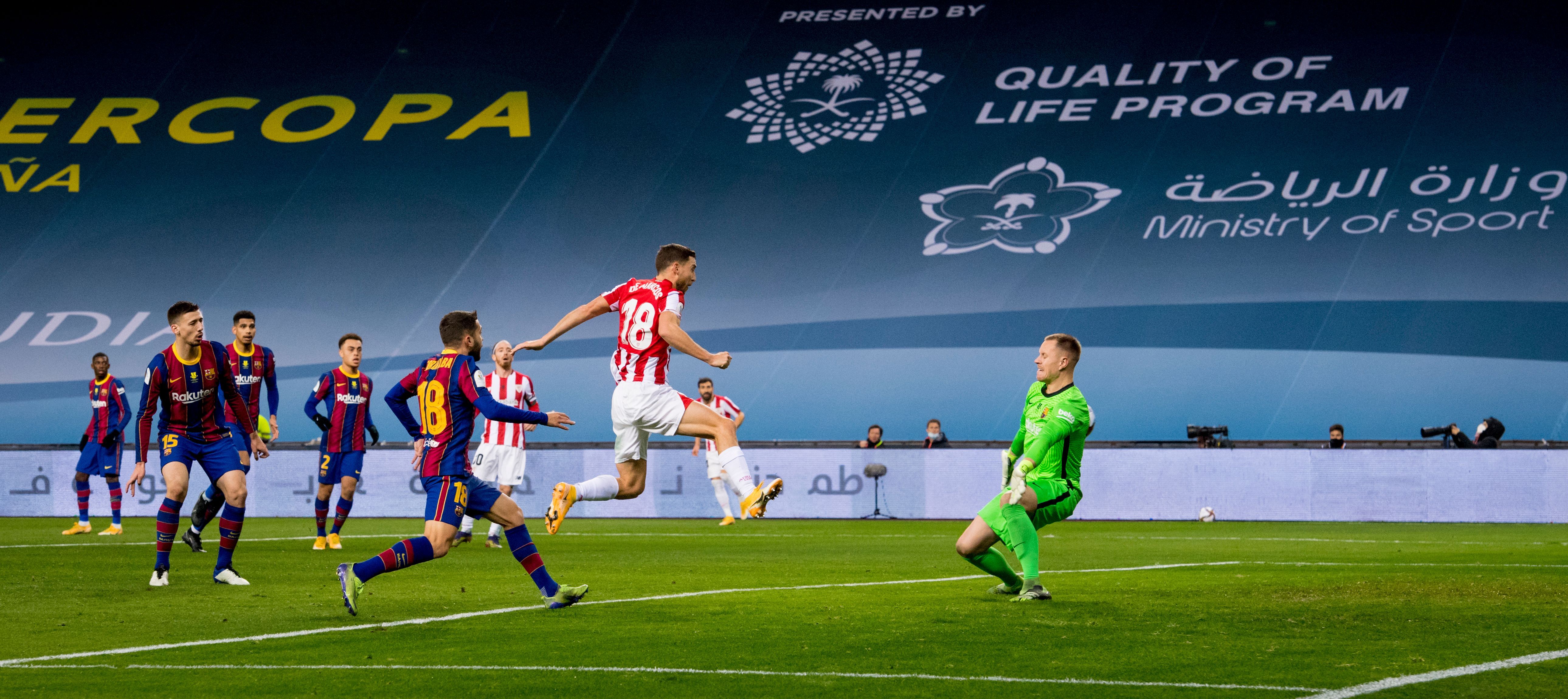 De Marcos marca al Barcelona en la Supercopa de Sevilla.