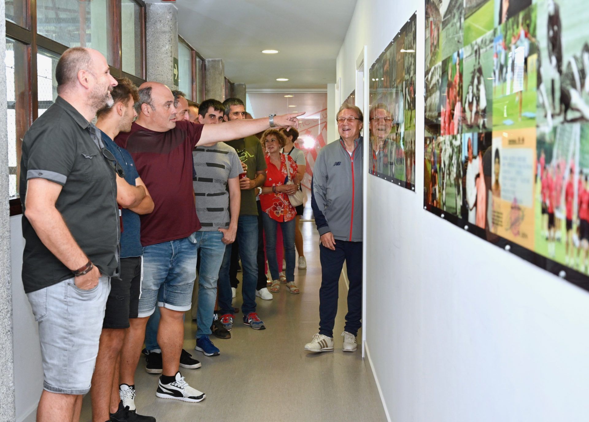 Manolo Delgado Meco mostrando las tripas de Lezama a varios socios del Athletic Club.