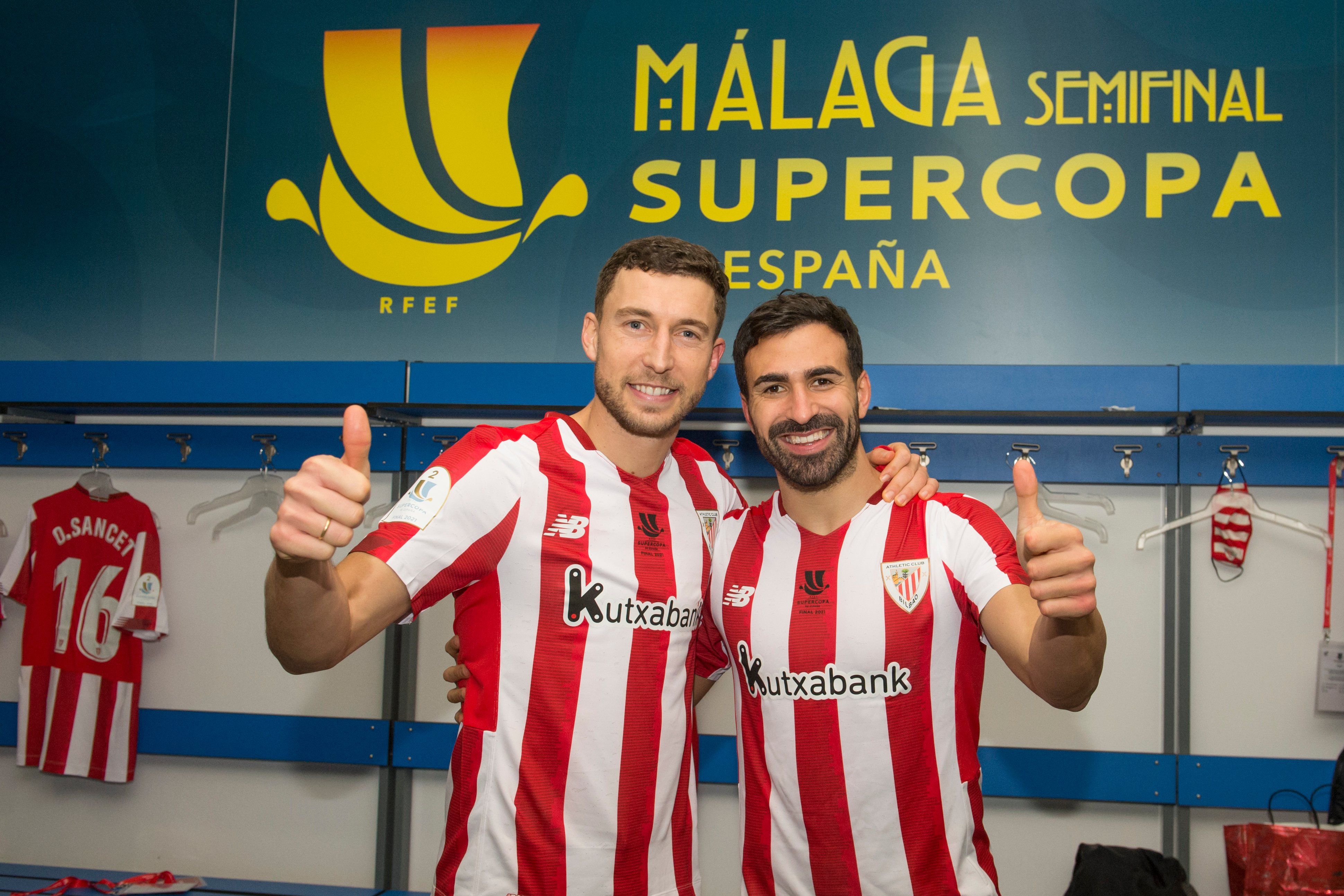  Ambos han renovado: De Marcos y Balenziaga felices tras ganar la Supercopa.