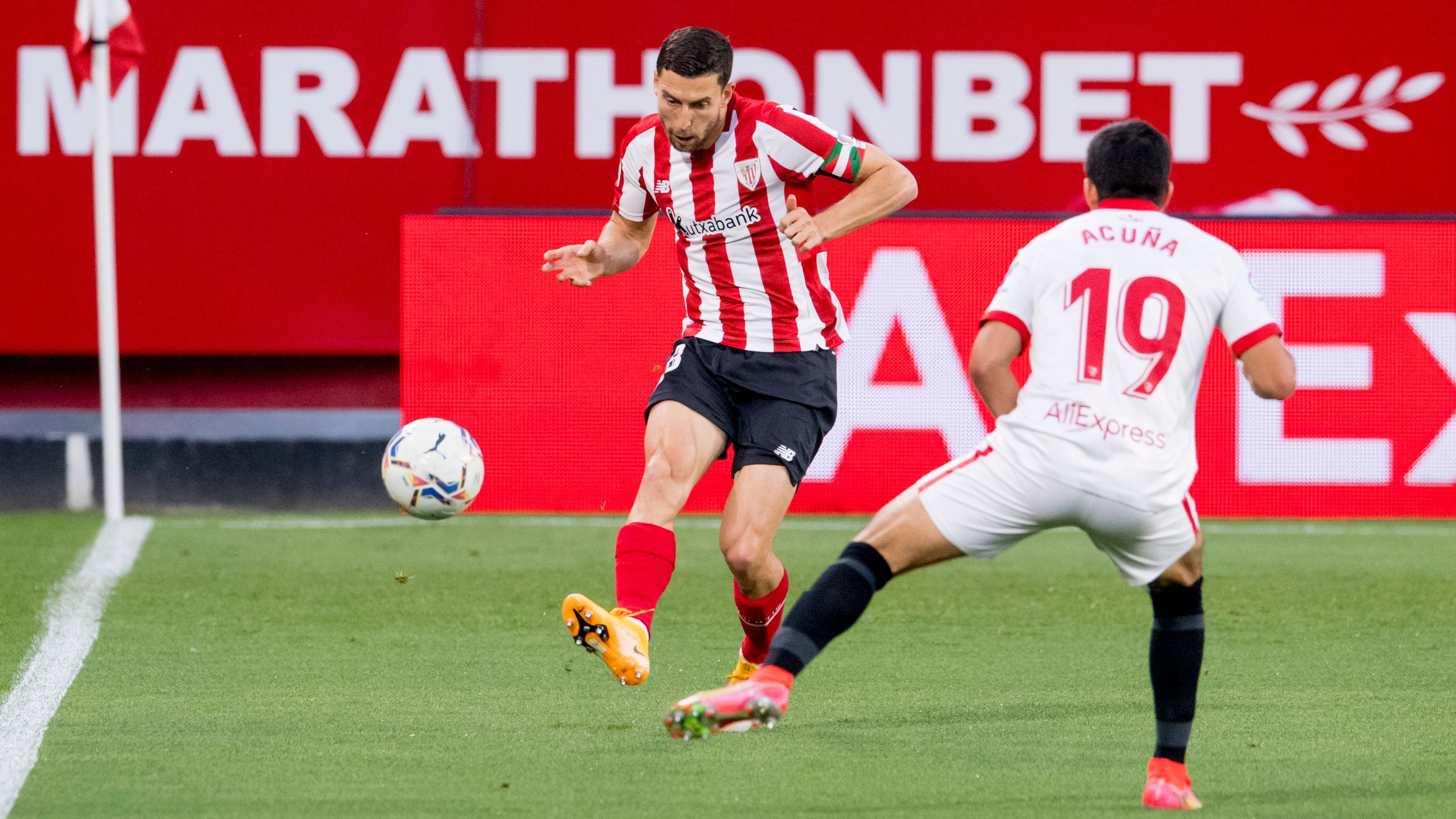 Oscar De Marcos juega en largo ante el Sevilla en el Sánchez-Pizjuán.