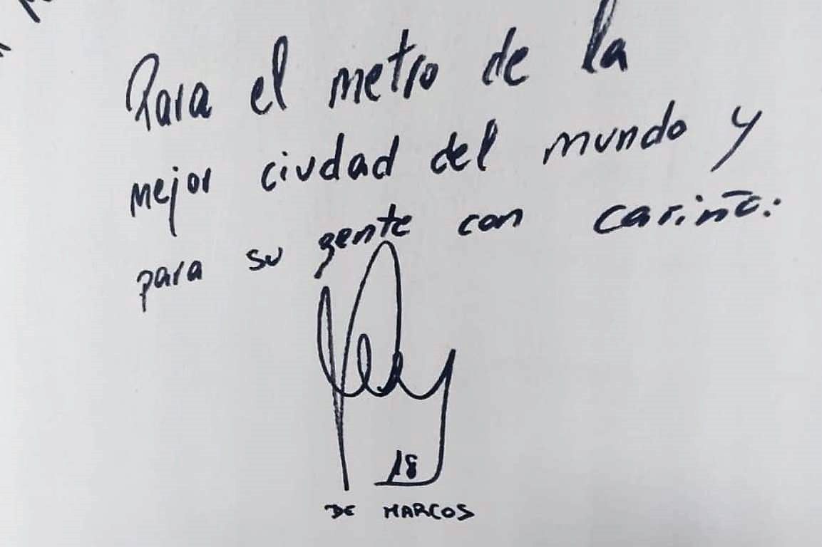  La cariñosa firma de Oscar De Marcos en el Muro del Athletic situado en una estación en el Metro de Bilbao.