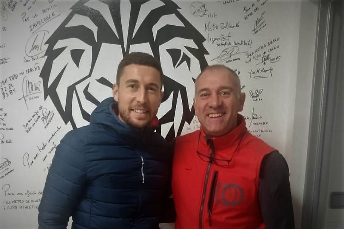  Oscar De Marcos, con Juan Carlos, en el Muro del Athletic Club en el Metro de Bilbao.