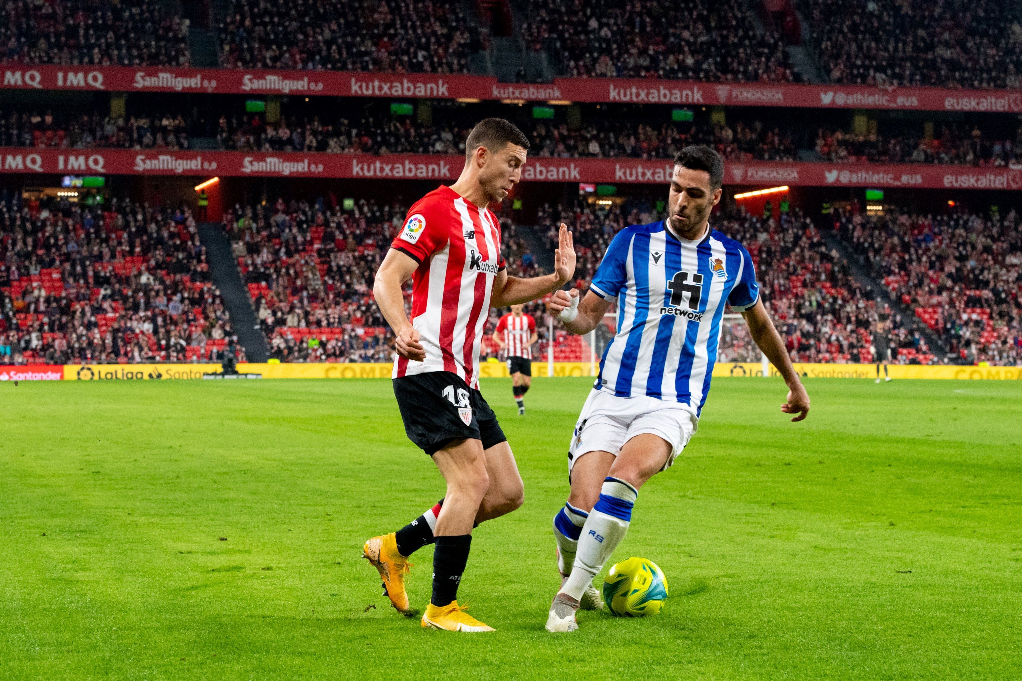 Caño de Oscar De Marcos a Mikel Merino en el derbi de San Mamés.