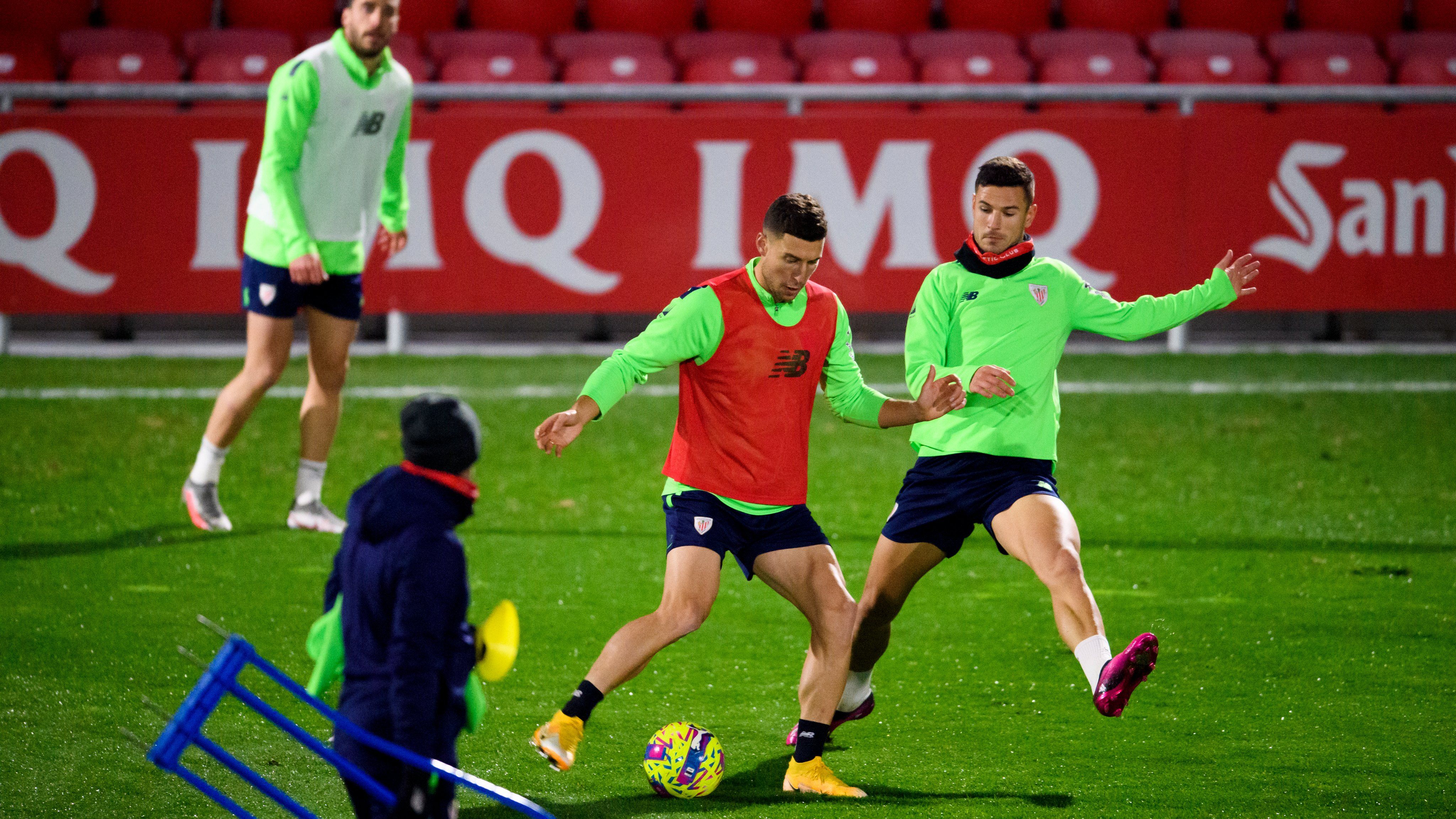  Gorka Guruzeta presiona a Oscar De Marcos entrenando en Lezama.
