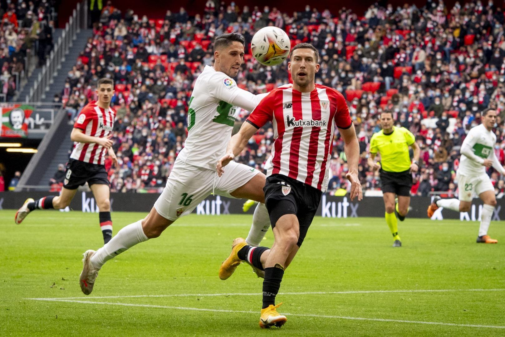  Óscar De Marcos jugando ante el Elche CF en San Mamés.