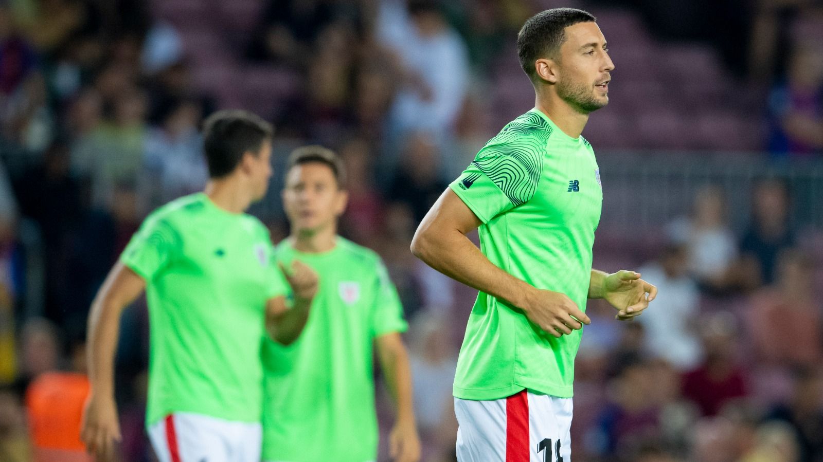  De Marcos calienta antes de disputar un partido de LaLiga Santander.