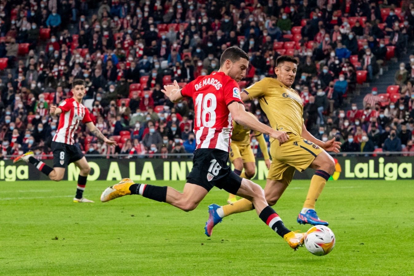  De Marcos centra ante el Levante en San Mamés.