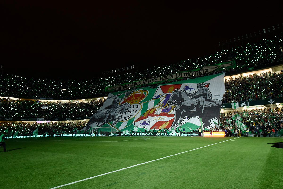  Tifo de la afición del Betis en el Villamarín para el derbi visto por televisión.