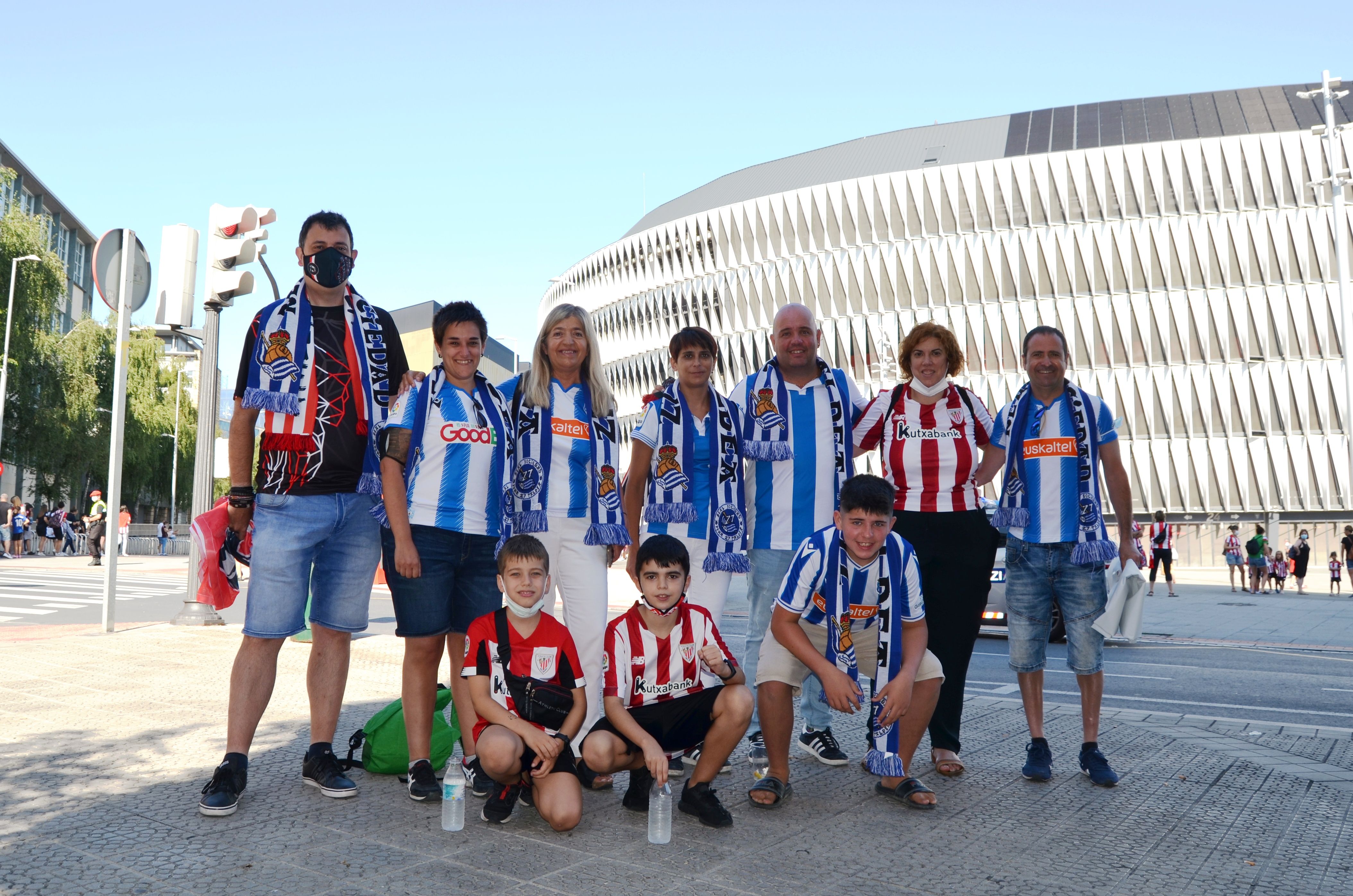 Buen rollo en el derbi femenino del Athletic Club ante la Real Sociedad en San Mamés.