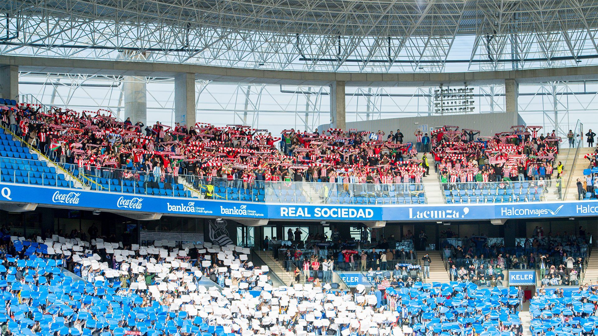 Aficionados del Athletic Club situados en un derbi vasco contra la Real Sociedad en la grada de Anoeta.