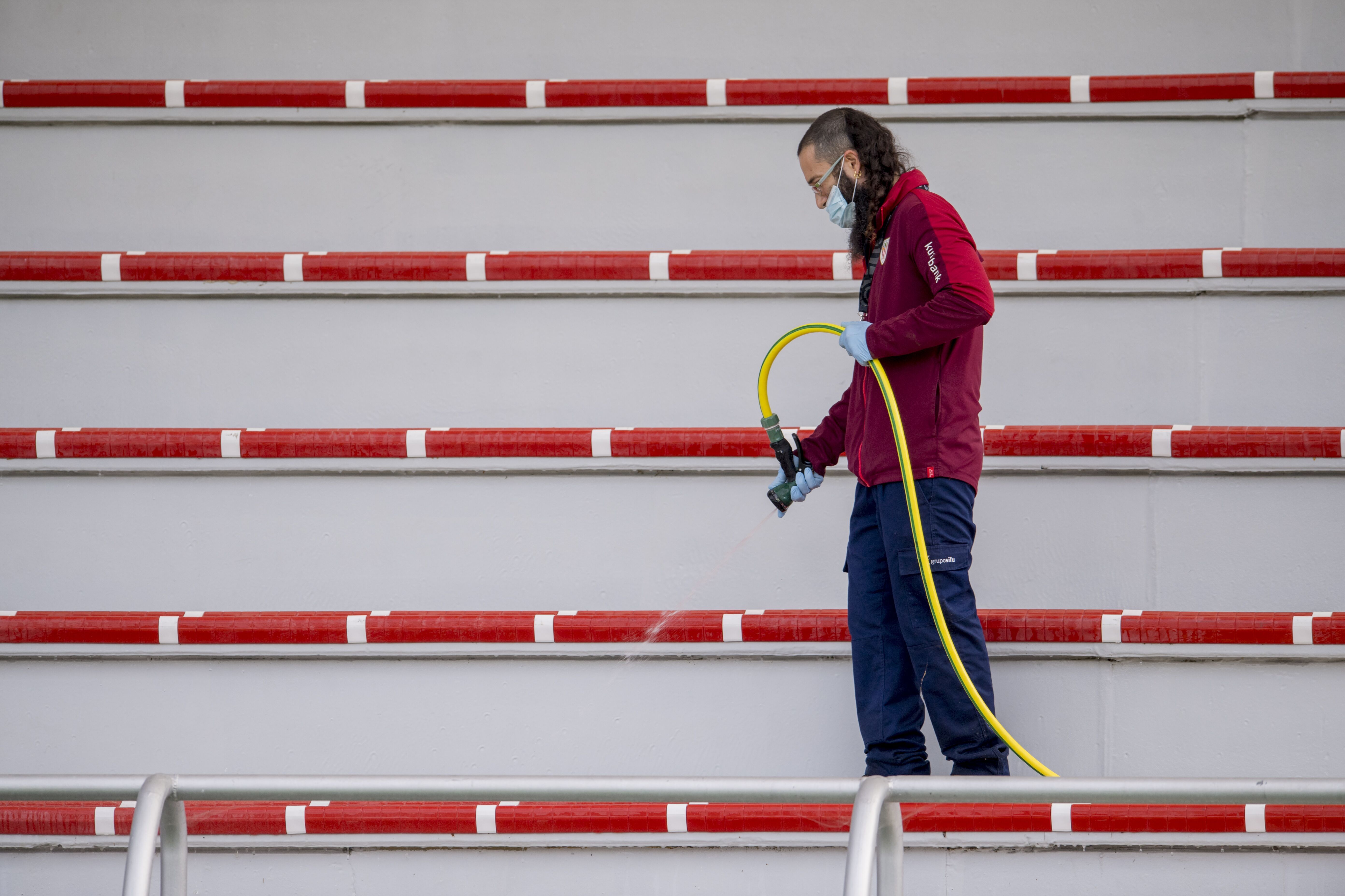  Un operario desinfecta las instalaciones de Lezama.
