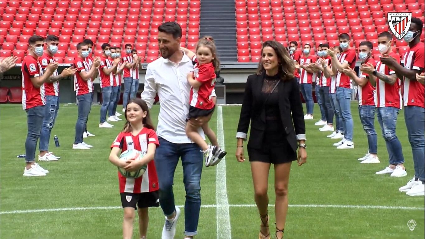 Despedida del '20' Aritz Aduriz con su familia en San Mamés.