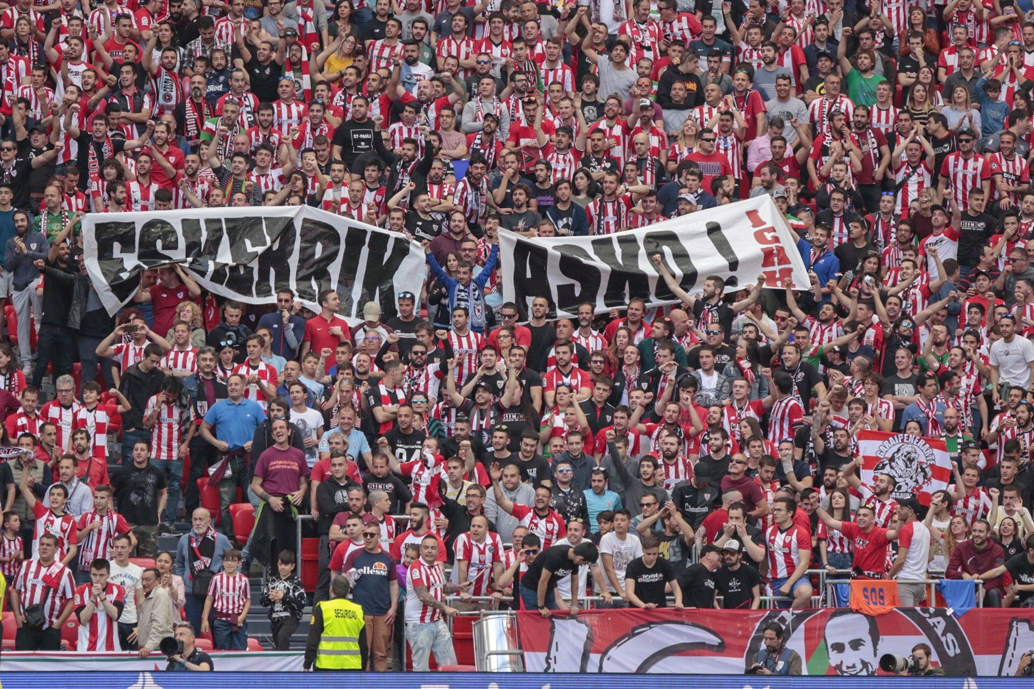 La grada de San Mamés despidió a sus héroes con máximo cariño.