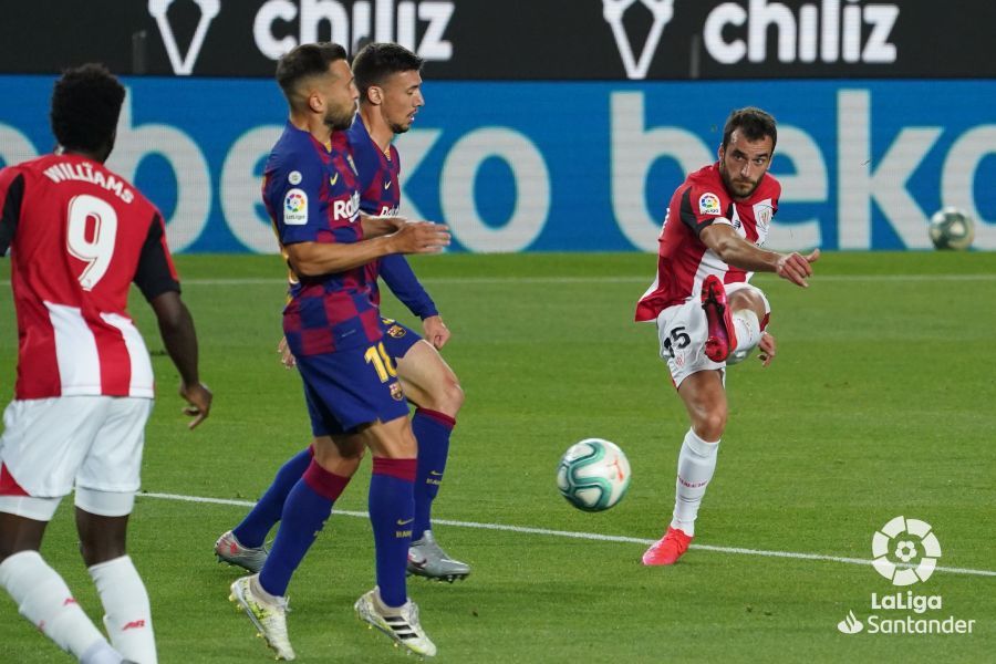 Disparo de Iñigo Lekue durante el Barça-Athletic Club.