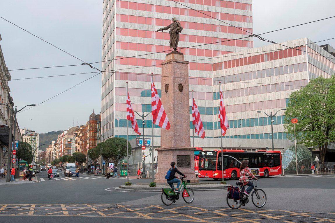  Las 4 banderas rojiblancas que rodean la figura de Don Diego López de Haro en Bilbao por las finales del Athletic Club.