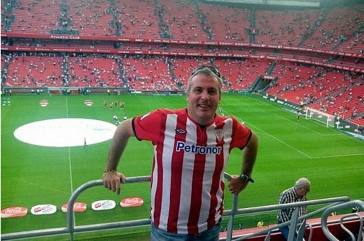  Iñigo Dorronsoro, socio del Athletic Club, posa en la tribuna de San Mamés.