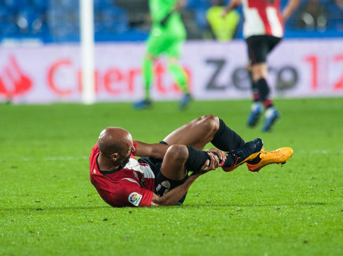 Mikel Rico se duele tras el golpe sufrido en el tobillo en Riazor.