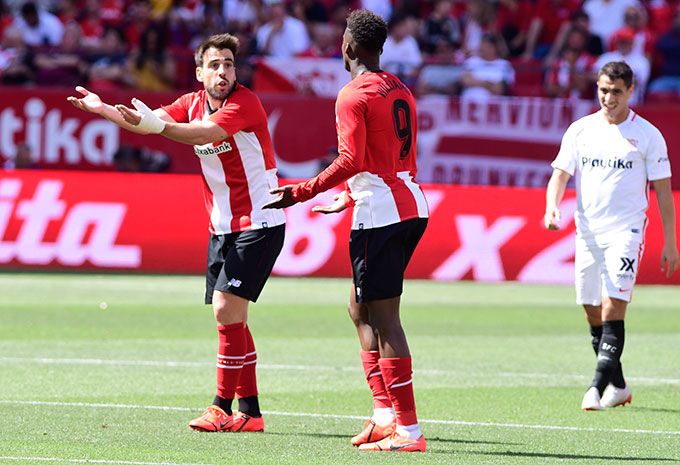  Beñat e Iñaki Williams discuten durante el partido en el Sánchez Pizjuán.