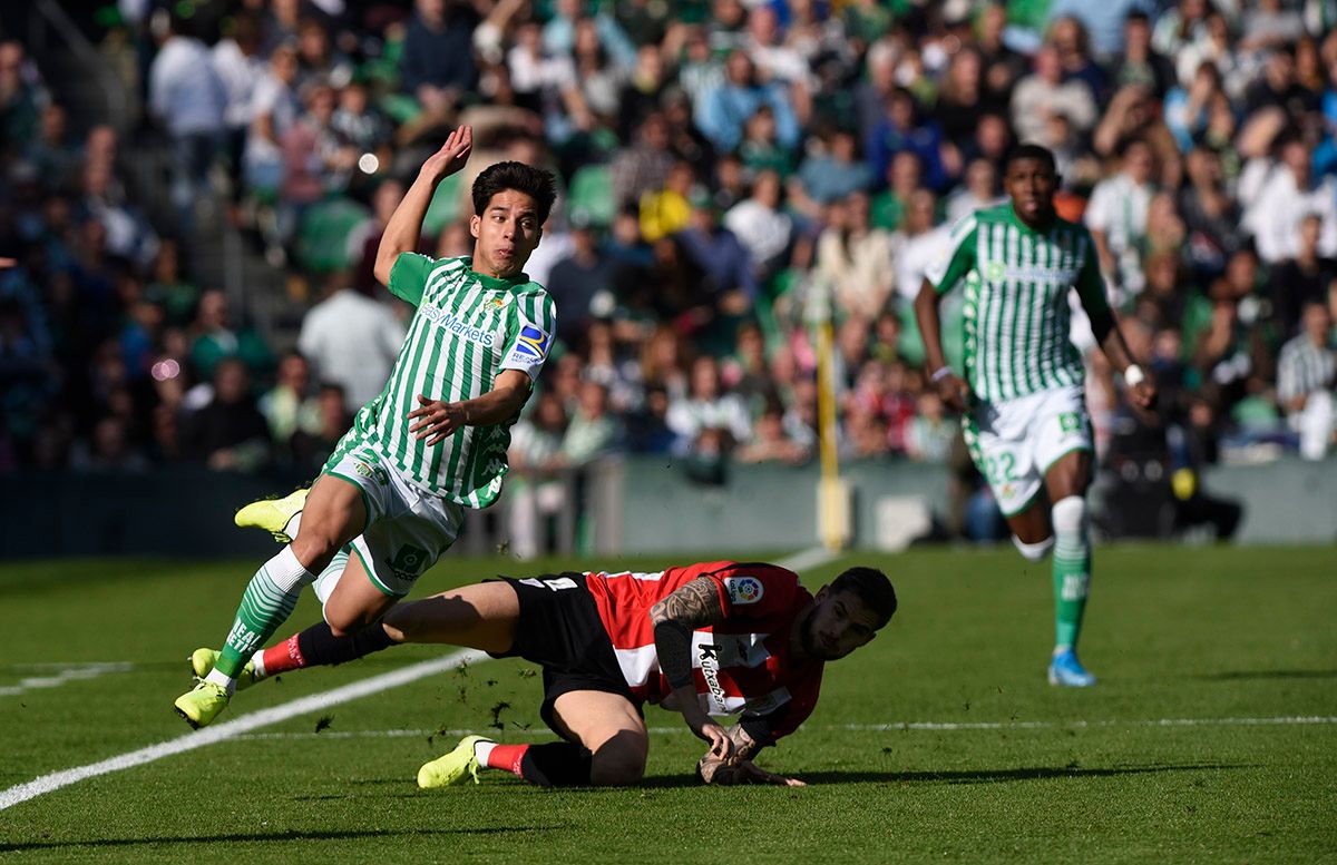 Iñigo Martinez trata de frenar la internada de Lainez.