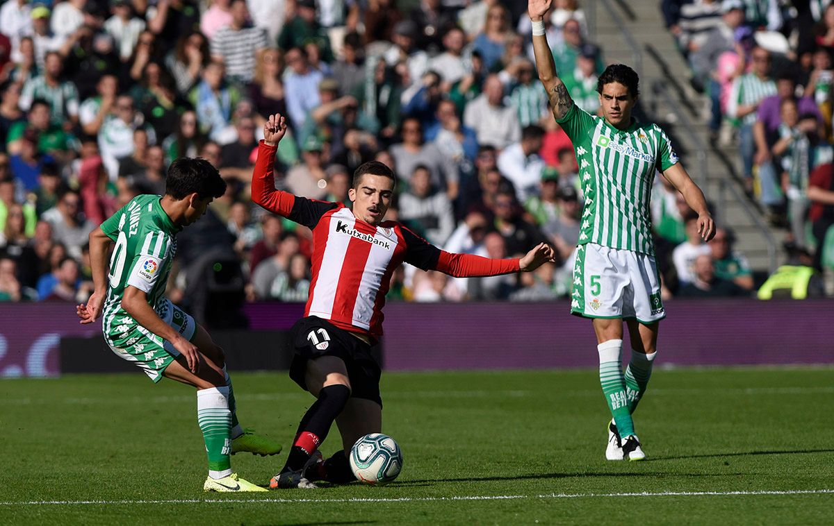 Córdoba pugna con un balón con Lainez.