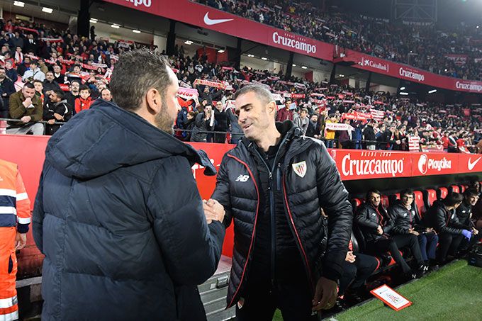  Machin y Gaizka Garitano se saludan en el Sánchez Pizjuán (Kiko Hurtado)