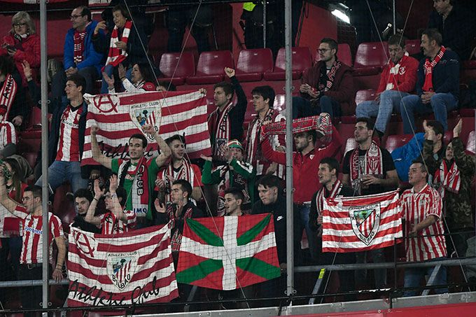  La afición del Athletic Club se dejó ver este miércoles en el Sánchez Pizjuán.