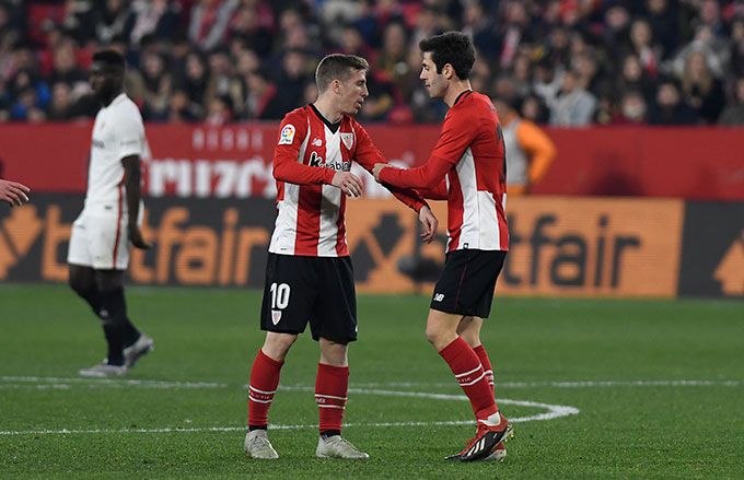  Markel Susaeta, en su partido 500, le da el brazalete a Iker Muniain (Foto Kiko Hurtado).