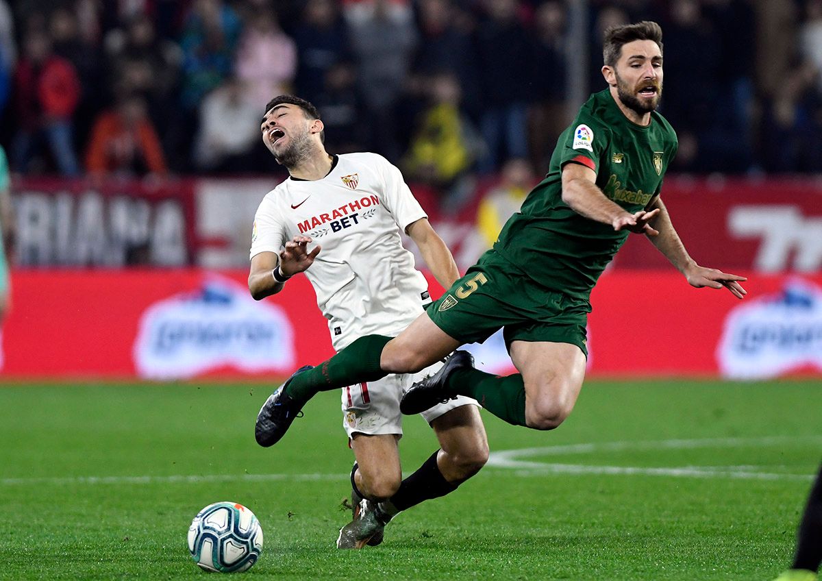  Munir comete falta sobre un rapidísimo al cruce Yeray Álvarez.