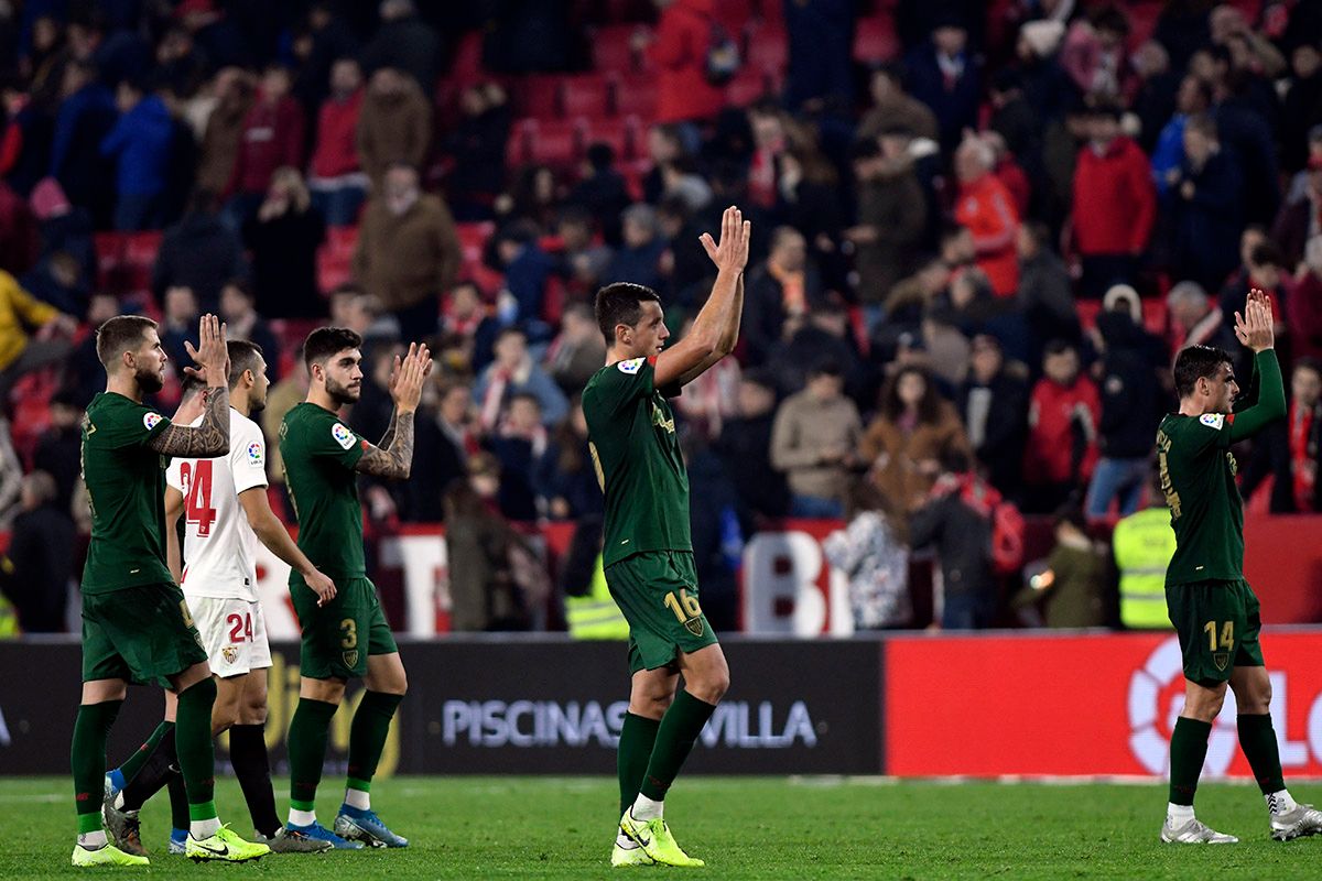 Los jugadores del Athletic Club aplauden a los aficionados rojiblancos en Sevilla.