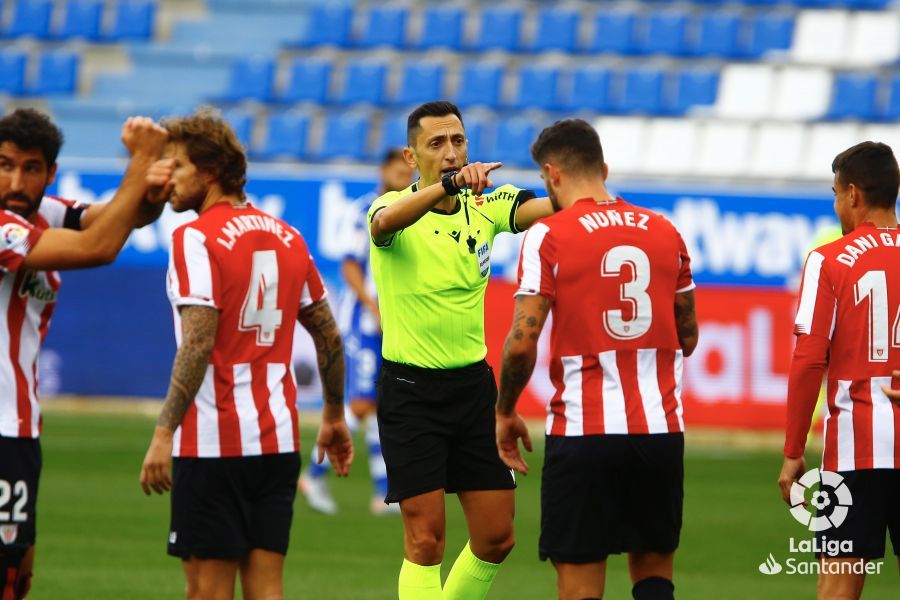 Sánchez Martínez indica a Núñez y Dani García durante el Alavés-Athletic.