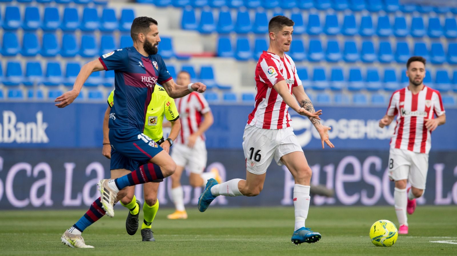 Oihan Sancet conduce la pelota frente a Siovas ante la SD Huesca en El Alcoraz.