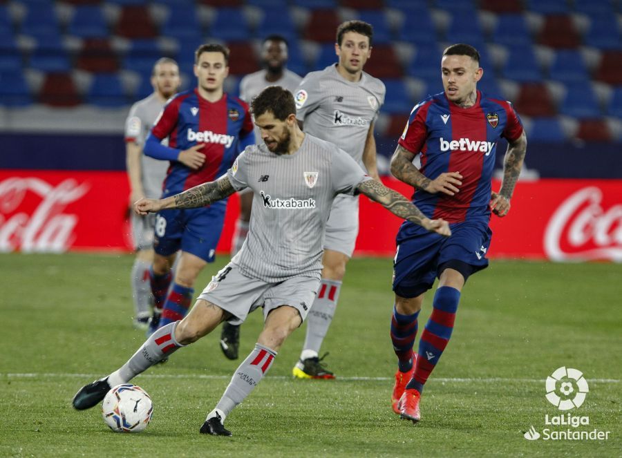 Íñigo Martínez, ante el Levante UD en el duelo de Orriols.