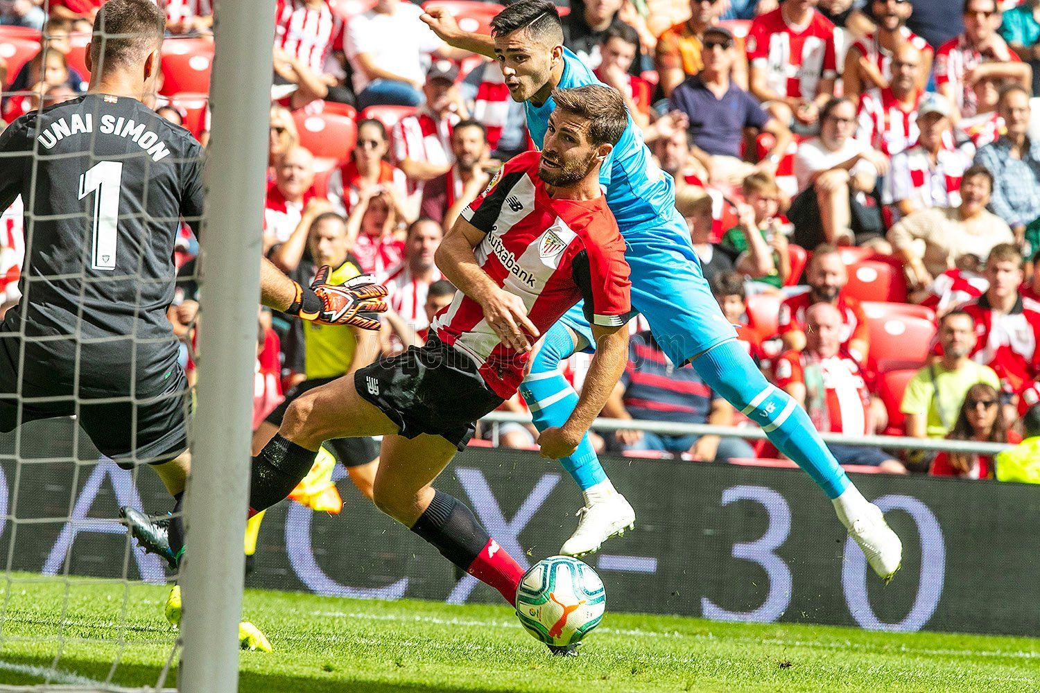 Iñigo Martínez se anticipa para evitar una ocasión del Valencia.