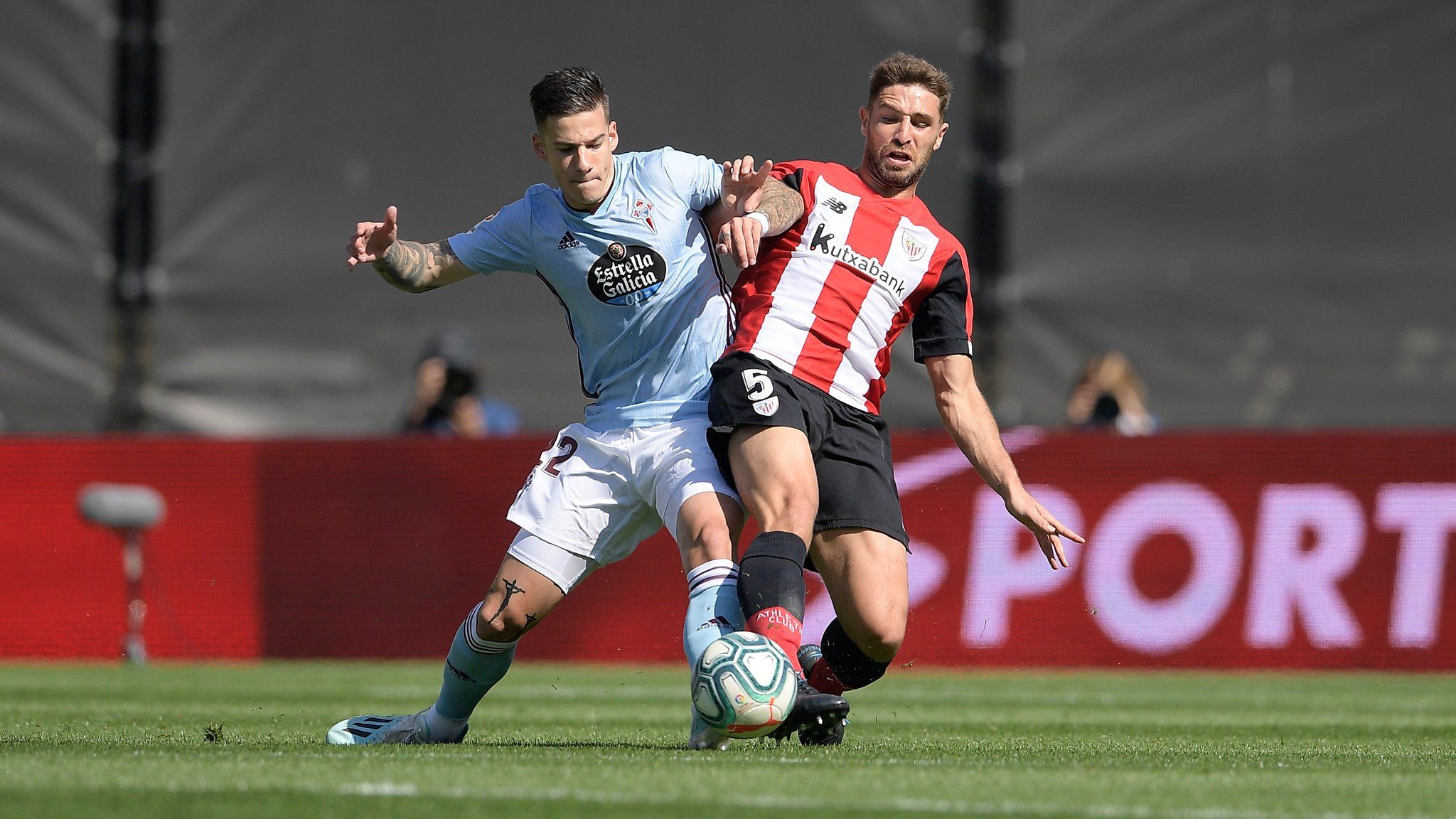  Yeray lucha por el balón con Santi Mina.