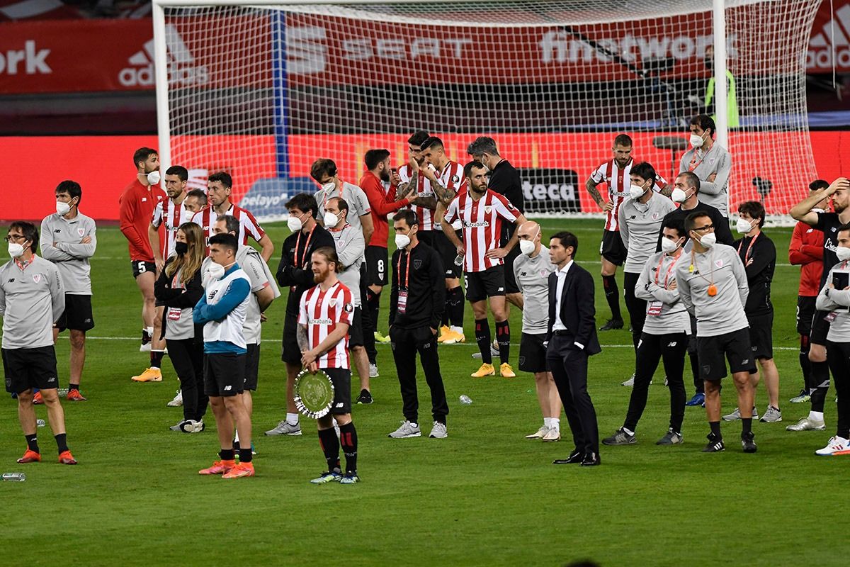 El Athletic contempla en el césped de La Cartuja la celebración del Barça.