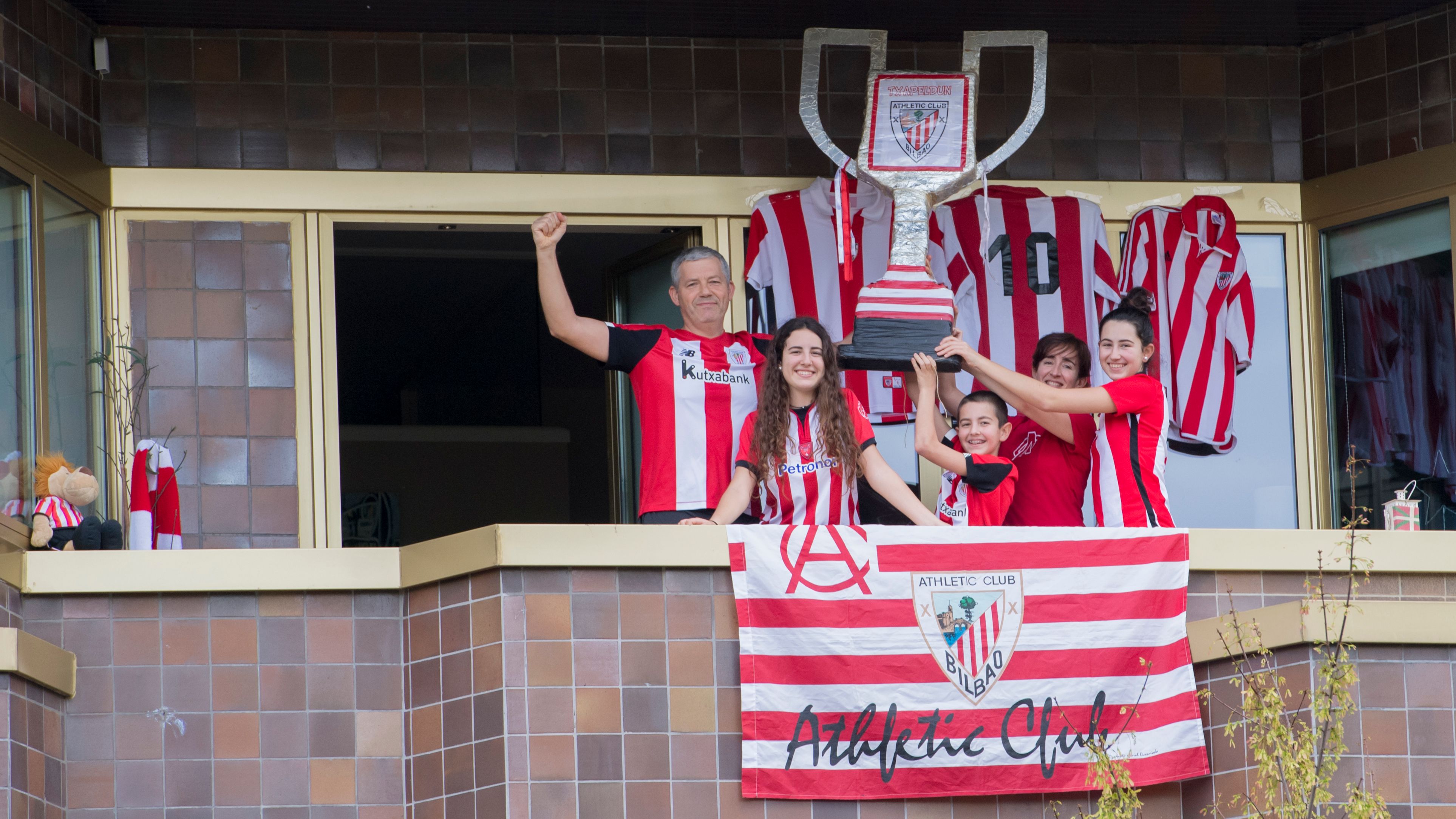  El Athletic Club impulsaba un concurso de balcones engalanados de rojiblanco.