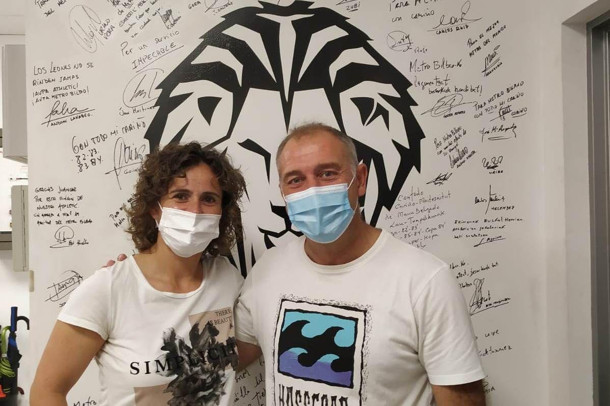 Eli Ibarra, tras firmar en el Muro del Athletic en la estación del Metro de Indautxu.