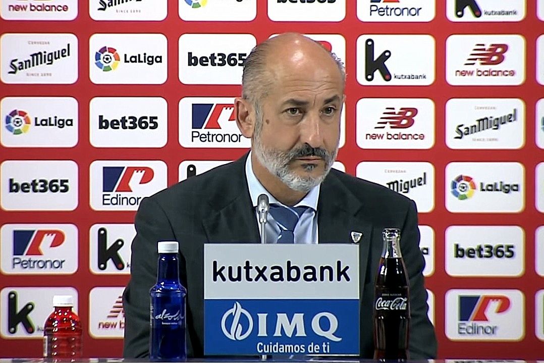 El presidente Aitor Elizegi comparece ante la prensa.